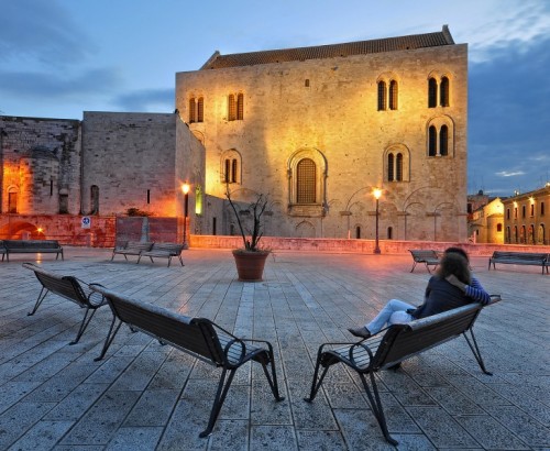 Bari - Kisses sulle panchine di Largo Maurogiovanni Bari - Kisses sulle panchine di Largo Maurogiovanni