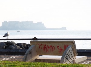 Seduti per ammirare, in compagnia, il Golfo