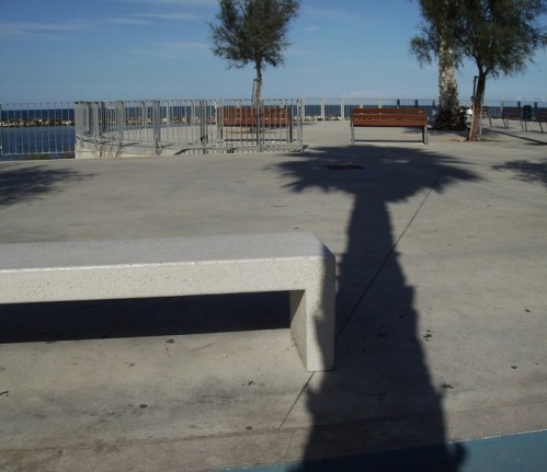 Mola di Bari - Una grande ombra sulle panchine Mola di Bari - Una grande ombra sulle panchine