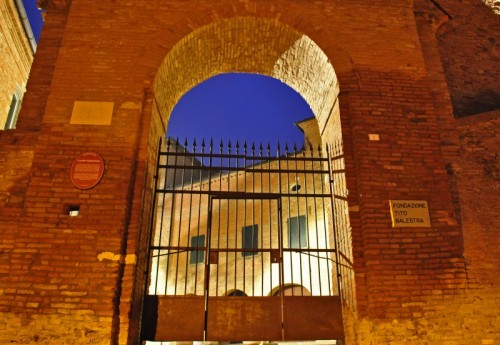 Longiano - L'ora blu al di la' del cancello Longiano - L'ora blu al di la' del cancello