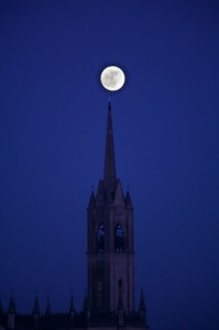 la luna e il campanile