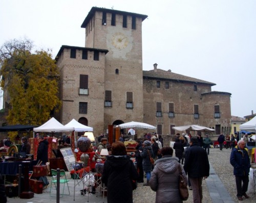 Fontanellato - ho fotografato il mercato dell'antiquariato a Fontanellato Fontanellato - ho fotografato il mercato dell'antiquariato a Fontanellato