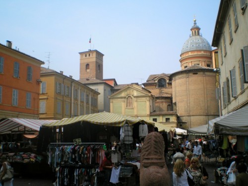 Reggio Emilia - Quattro chiacchiere al mercato.