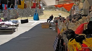 Sono le 14,20 :  Mercato deserto,  lui “DORME”