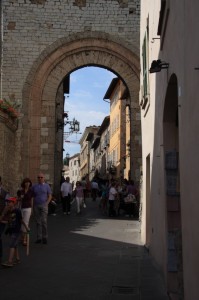 un viale ad Assisi