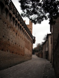 Fiancheggiando il castello