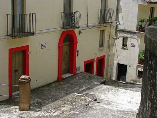 Altomonte - Scendendo verso via Pelizzi Altomonte - Scendendo verso via Pelizzi