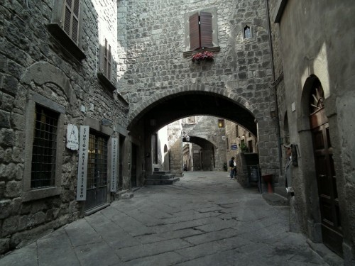Viterbo - La finestra socchiusa