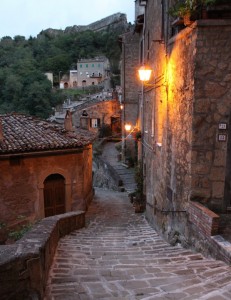 S’accendono i lampioni lungo le antiche scale