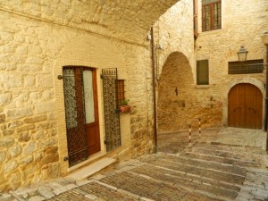 A sinistra  abbiamo l’arco ducale.