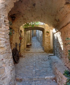 Stradina interna della frazione Colla Micheri