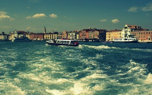 Passa il tempo, sempre sulla cresta dell’onda.