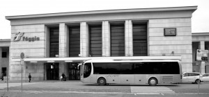 Bus dell’ACAPT che passa dinanzi alla Stazione FFSS