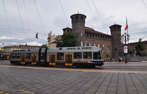 Torino - Piazza Castello: transita  il 15