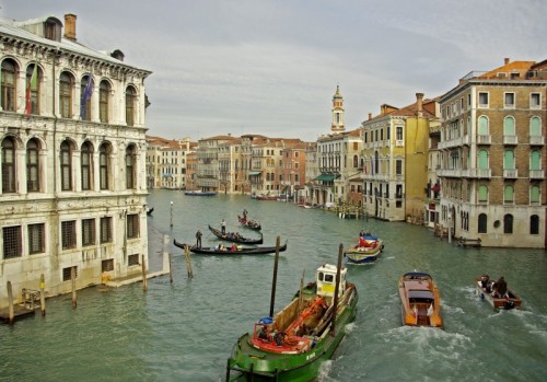 Venezia - le gondole devono aspettare, prima quelli piu' grossi