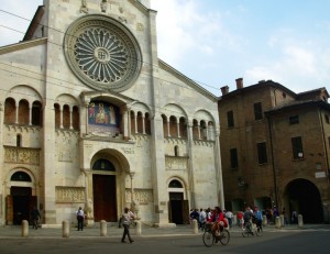 In bici davanti al Duomo