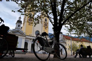 brixen, das fahrrad auf dem domplatz