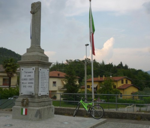 Uggiate-Trevano - Sotto al Monumento Uggiate-Trevano - Sotto al Monumento