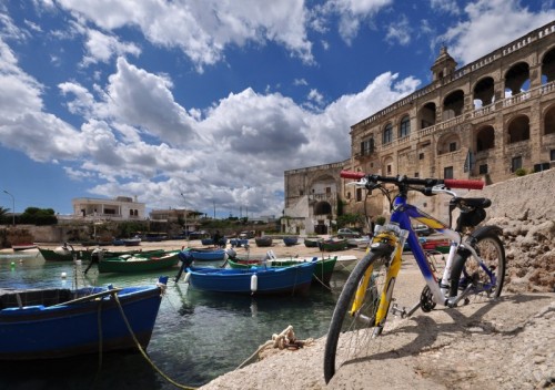 Polignano a Mare - Abbazia di San Vito e Bici