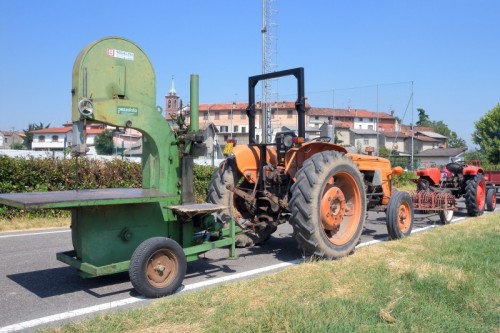 Graffignana - Mezzi agricoli in sosta Graffignana - Mezzi agricoli in sosta