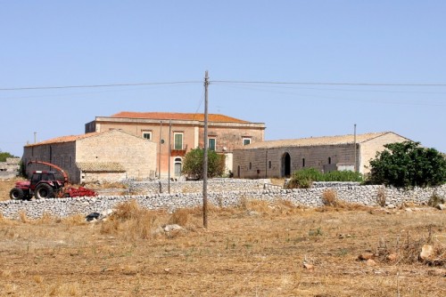 Ragusa - Tra i muri a secco ....... Ragusa - Tra i muri a secco .......