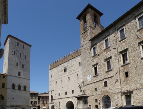 Todi - Domina la piazza Todi - Domina la piazza