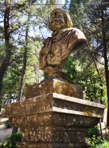 Busto di Garibaldi nel parco ai piedi della Torre di Federico II