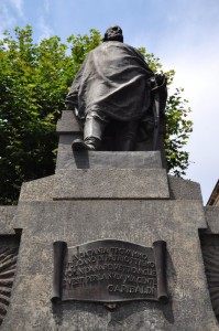 Monumento a Garibaldi in pietra lavica con una sua testimonianza