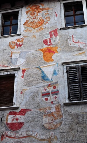 Calliano - affreschi in piazza italia