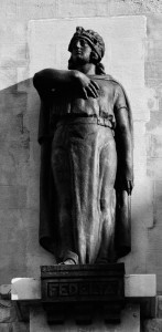 La grande statua sul lungomare.