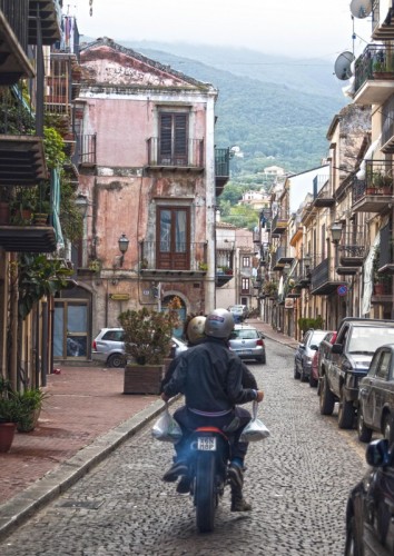 Castelbuono - Due... e una motoretta Castelbuono - Due... e una motoretta
