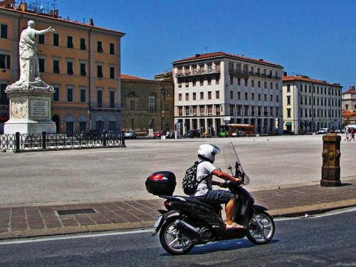 Livorno - In transito a Piazza della Repubblica
