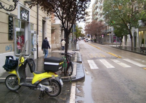 Foggia - Motocicletta gialla  in servizio postale
