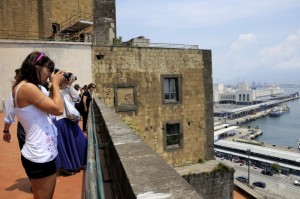 tutti a fotografare il molo beverello