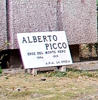 La Spezia - Monumento ad Alberto Picco - lapide al monumento.jpg