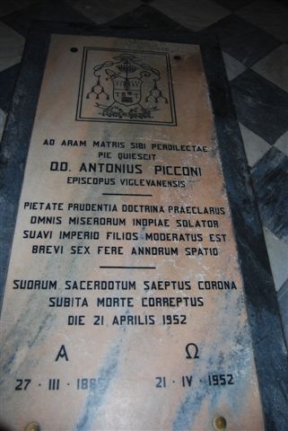 Vigevano - Duomo - lapide al Vescovo Antonio Picconi.jpg