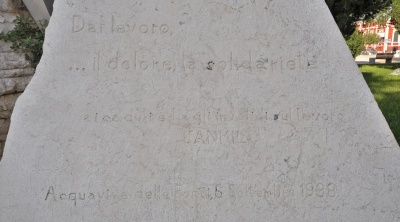 Acquaviva delle Fonti - Iscrizione monumento ai Caduti e Invalidi del lavoro.jpg