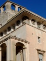 Acquaviva delle Fonti - Palazzo De Mari - Alberotanza- Municipio - facciata con mascheroni-dettaglio.jpg