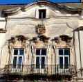 Acquaviva delle Fonti - Palazzo De Mari - Alberotanza- Municipio - facciata con stemma - dettaglio.jpg