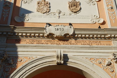 Adelfia - Lapidi a ricordo della costruzione di Porta Girundi - Piazza Roma.jpg