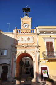 Adelfia - Porta Girundi e orologio - Piazza Roma.jpg