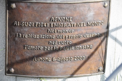Agnone - monumento ai figli emigrati nel mondo - dettaglio scritta.jpg
