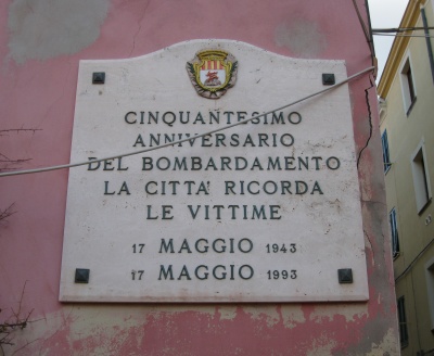 Alghero - LAPIDE CINQUANTESIMO ANNIVERSARIO BOMBARDAMENTO CITTA' - Via Gilbert Ferret.jpg