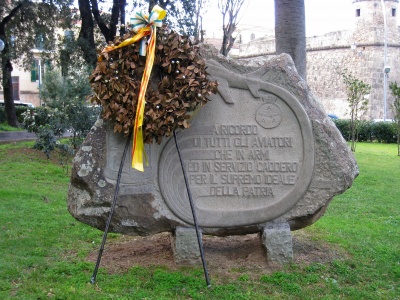 Alghero - Monumento Lapide Aviatori caduti in Armi - Giardini di Alghero.jpg