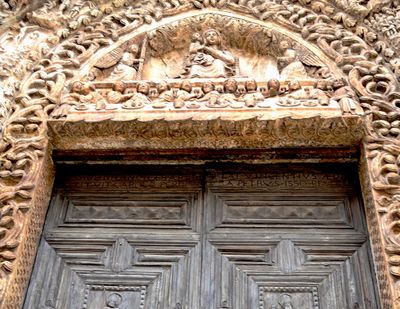 Altamura - Lapide sul portale - Duomo di S. Maria Assunta.jpg