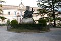Altamura - Piazza Zanardelli - al centro il monumento ai caduti.jpg