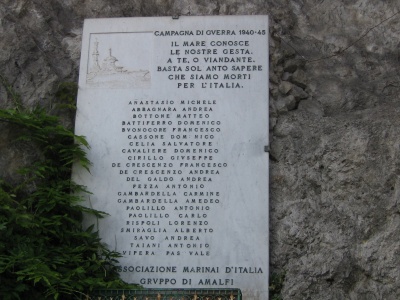 Amalfi - Lapide ai caduti della Seconda Guerra Mondiale.jpg
