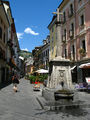 Aosta - Scorcio con monumento.jpg