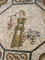 Aquileia - Basilica patriarcale - dettaglio pavim. musivo- donna con uva.jpg