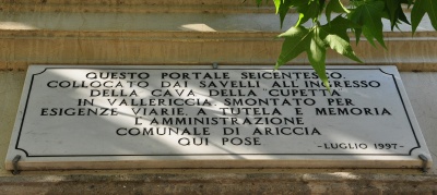 Ariccia - Sul portale seicentesco Giardini Menotti Garibaldi.jpg